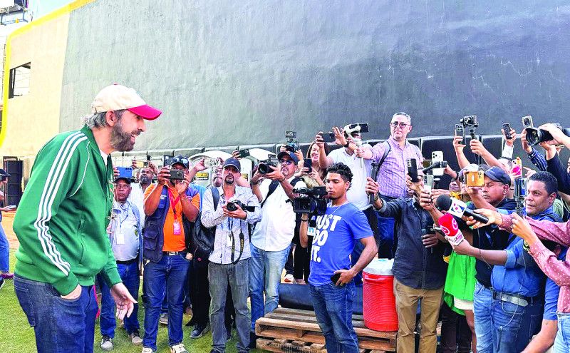 Juan Luis Guerra anda por Santiago en coche y animado para cantar viernes y sábado en estadio Cibao