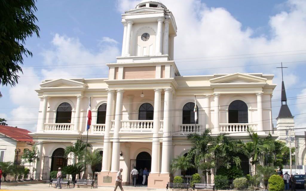  Alcaldía de SFM entrega RD$120 mil para garantizar docencia en escuela de La Zarza