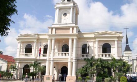  Alcaldía de SFM entrega RD$120 mil para garantizar docencia en escuela de La Zarza