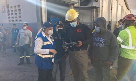 Sistema 911 coordina respuesta ante incendio en fábrica de plástico en Bajos de Haina