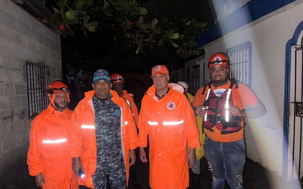 Policía Nacional coopera con organismos de socorro en rescate de ocho personas afectadas por inundaciones en Nagua