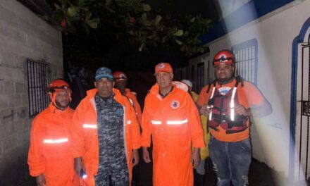 Policía Nacional coopera con organismos de socorro en rescate de ocho personas afectadas por inundaciones en Nagua