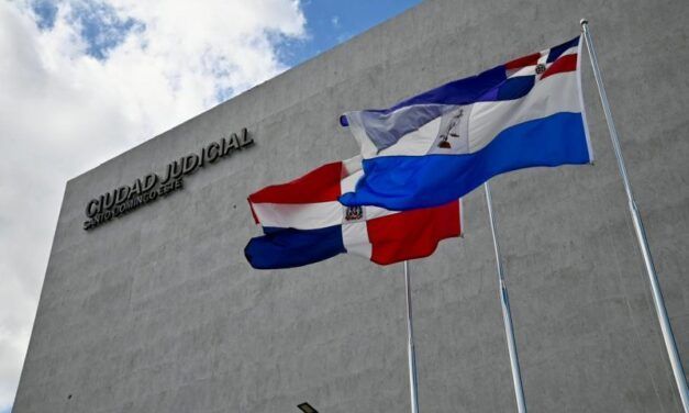 Visitantes y abogados se quejan por falta de estacionamientos en Ciudad Judicial SDE