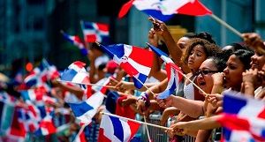Mujeres lideran migración dominicana hacia EE.UU., revela estudio