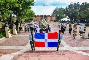 Obras Públicas deposita ofrenda floral en el Altar de la Patria