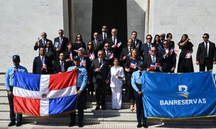 Banreservas deposita ofrenda floral en el Altar de la Patria por el 182 aniversario de la Independencia Nacional