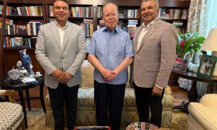 Titular SNS resalta compromiso con salud durante encuentro con empresario Pepín Corripio
