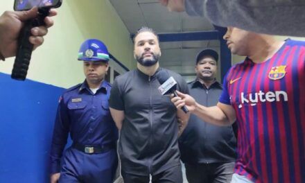 Médico es arrestado por presunto abuso sexual contra paciente en policlínica de Las Guáranas, en SFM