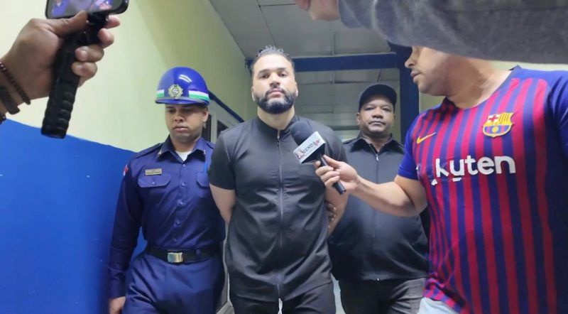 Médico es arrestado por presunto abuso sexual contra paciente en policlínica de Las Guáranas, en SFM