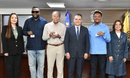 JCE entrega nueva cédula a personas con discapacidad y miembros del Salón de la Fama