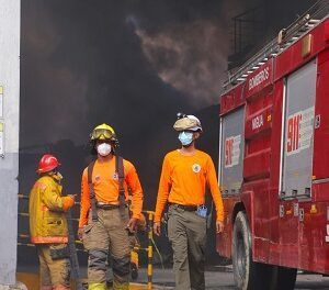 Defensa Civil asiste a bomberos en extinción de incendio en empresa de Haina