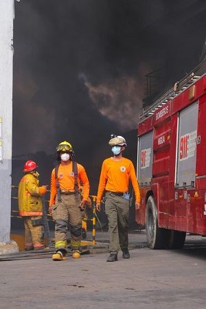 Defensa Civil asiste a bomberos en extinción de incendio en empresa de Haina