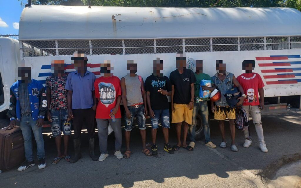 Migración deporta 1,124 haitianos y unos 591 salen por Elías Piña