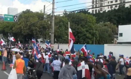 Antigua Orden Dominicana marcha en Higüey contra migración haitiana irregular