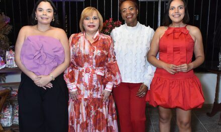Floreciendo en los nuevos treinta: cuatro mujeres comparten su visión durante emotivo encuentro