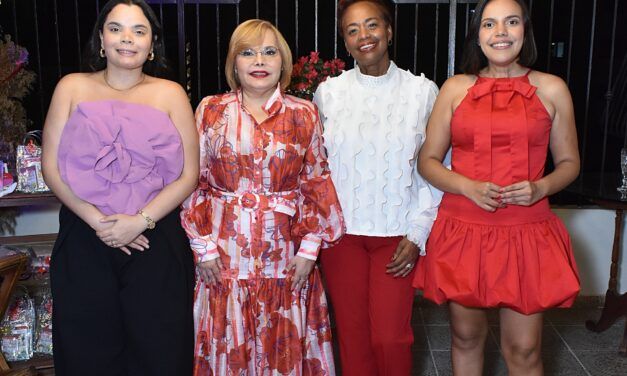 Floreciendo en los nuevos treinta: cuatro mujeres comparten su visión durante emotivo encuentro