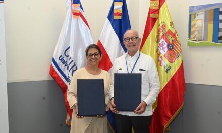 Voluntariado Banreservas y UNIROMANA firman convenio para otorgar becas a estudiantes sobresalientes
