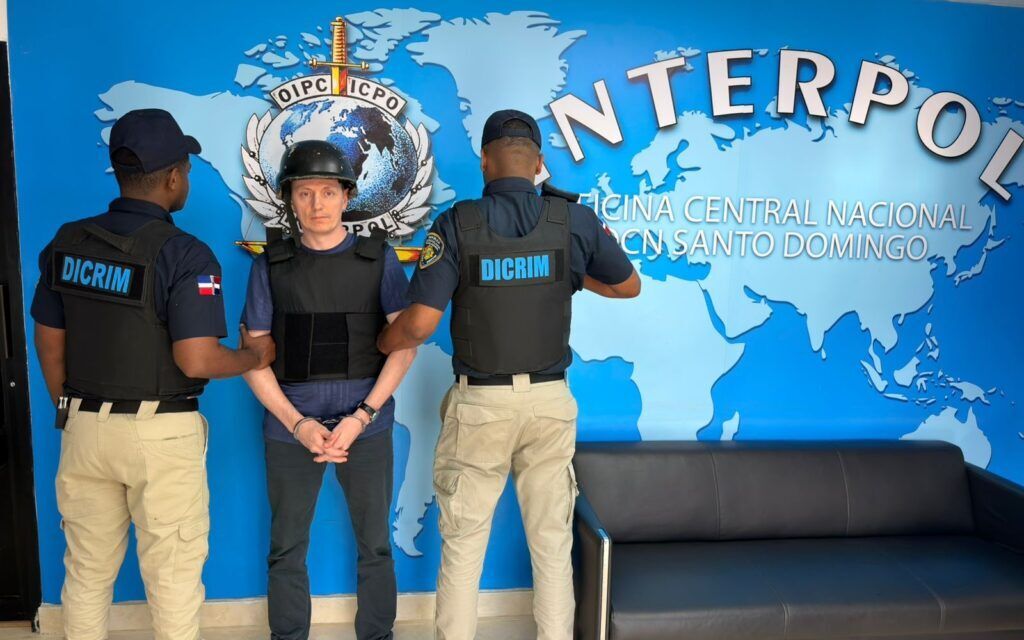 Policía Nacional, a través de OCN-Interpol Santo Domingo, ejecuta extradición de ciudadano polaco acusado de fraude bancario y asociación delictiva