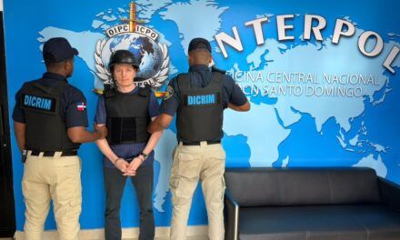 Policía Nacional, a través de OCN-Interpol Santo Domingo, ejecuta extradición de ciudadano polaco acusado de fraude bancario y asociación delictiva
