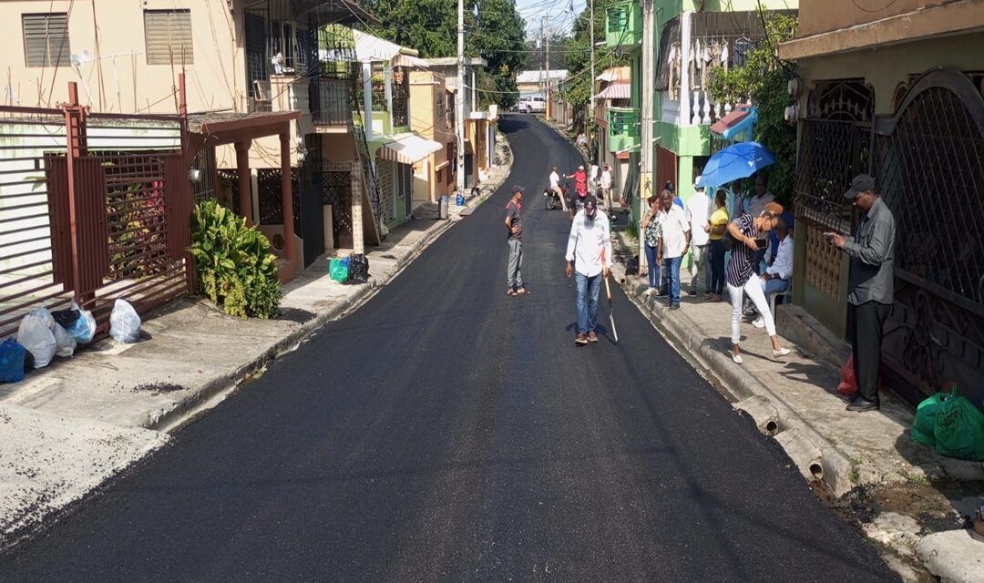 Lavapiés y Pueblo Nuevo son impactados con asfaltado de sus calles gracias al gobierno dominicano