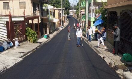 Lavapiés y Pueblo Nuevo son impactados con asfaltado de sus calles gracias al gobierno dominicano