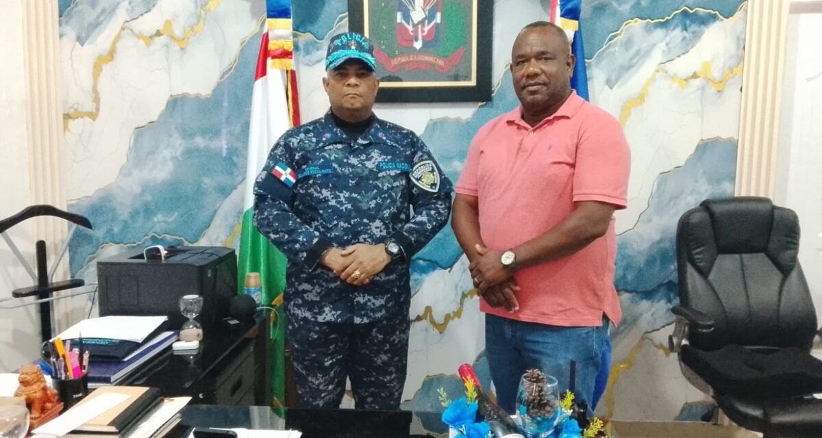 Director Regional Policía San Cristóbal Gral. Escalante recibe regidor Manuel Ramírez fortaleciendo vínculos institucionales