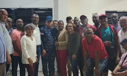 Autoridades y Policía fortalecen coordinación comunitaria en reunión celebrada en Haina