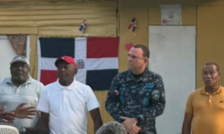 Policía Nacional realiza reunión comunitaria para tratar problemática de agua en Cambita Garabito