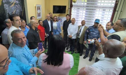 General Escalante participa como invitado de honor en homenaje póstumo empresarial en San Cristóbal