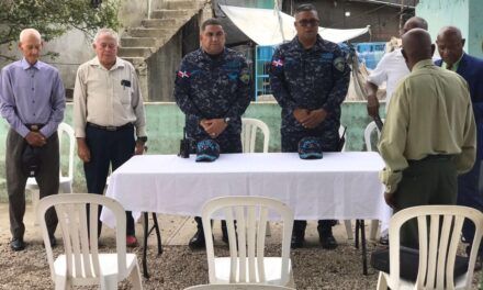 Policía participa en juramentación de junta vecinos en Villa Arredondo