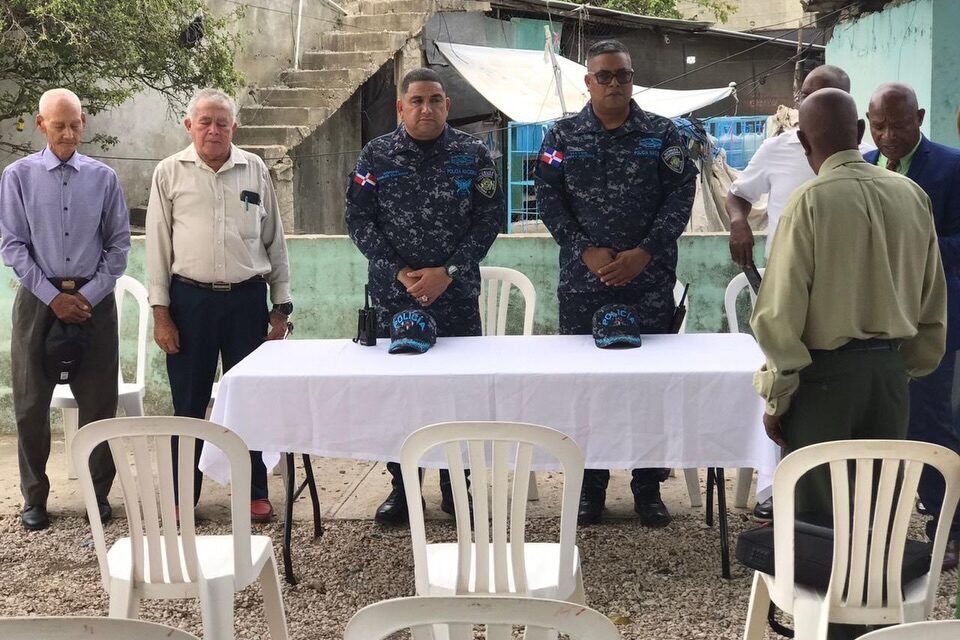 Policía participa en juramentación de junta vecinos en Villa Arredondo