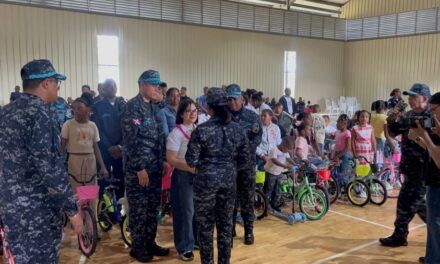Aseopna entrega juguetes a hijos de policías de la Dirección Regional San Cristóbal
