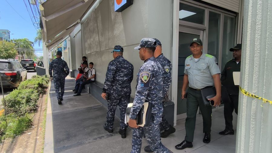El Director Regional, Gral. Escalante, fortalece vínculos institucionales con Banreservas en San Cristóbal