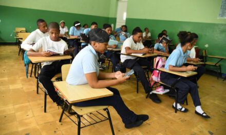 ADP respalda propuesta de regular uso de celulares en las aulas