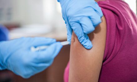 ¿Estás buscando quedar embarazada? Experta recomienda vacunación contra el sarampión