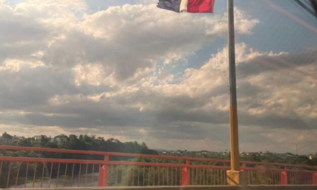 Banderas rotas y en mal estado ondean en puente de SDN