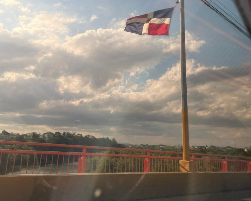 Banderas rotas y en mal estado ondean en puente de SDN