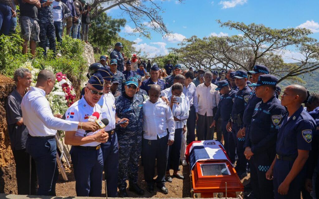 Comisión de la Policía Nacional acompaña a familiares del raso Dary Daniel Andújar Pérez durante su sepelio