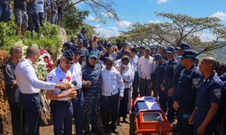 Comisión de la Policía Nacional acompaña a familiares del raso Dary Daniel Andújar Pérez durante su sepelio
