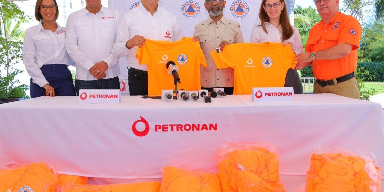 Defensa Civil recibe 3,000 t-shirts de Petronan para operativo Semana Santa 2026