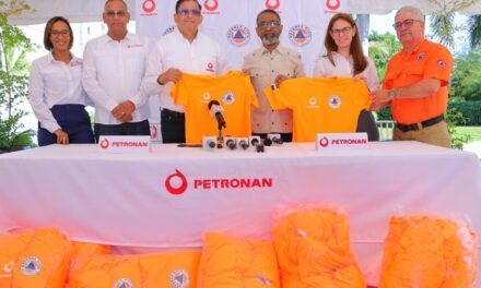 Defensa Civil recibe 3,000 t-shirts de Petronan para operativo Semana Santa 2026