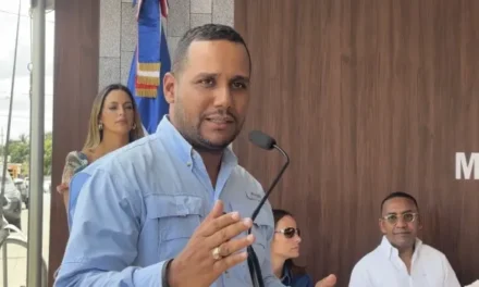 Alcalde de Monte Plata destaca reconstrucción de la Plaza de la Municipalidad y solicita nuevas obras al MITUR