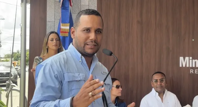 Alcalde de Monte Plata destaca reconstrucción de la Plaza de la Municipalidad y solicita nuevas obras al MITUR