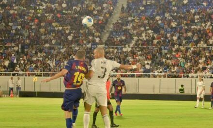 Real Madrid y FC Barcelona empatan en Santo Domingo y emocionan en Noche de Leyendas.