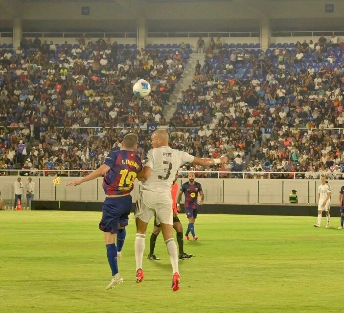 Real Madrid y FC Barcelona empatan en Santo Domingo y emocionan en Noche de Leyendas.