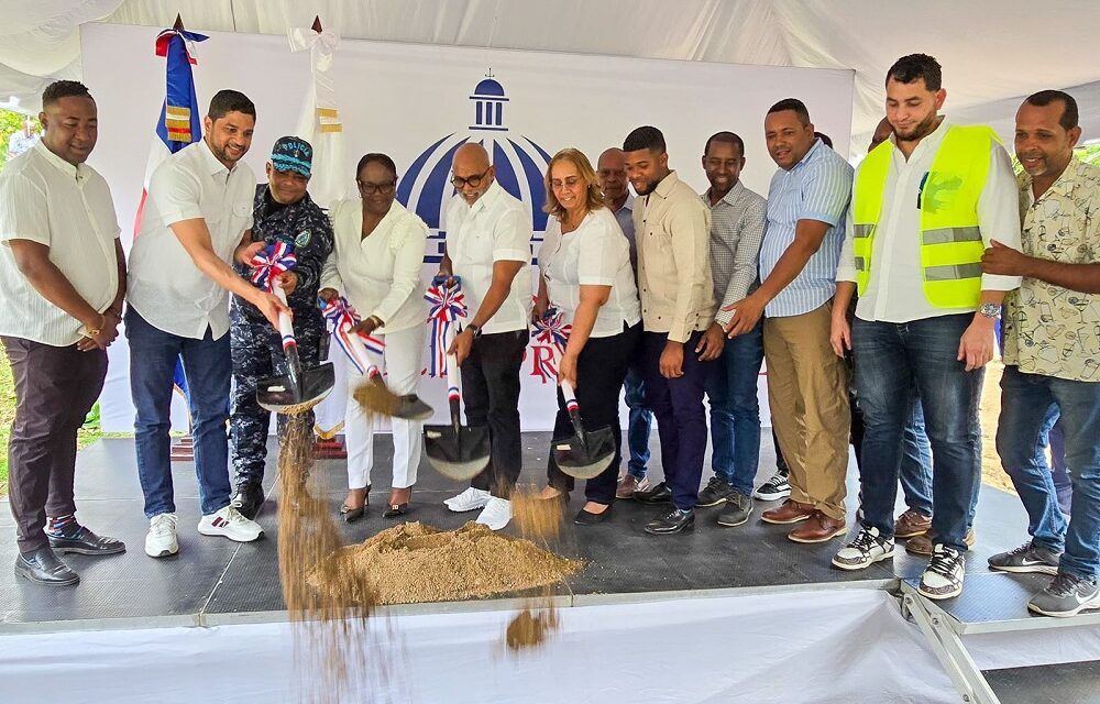 El Gral. Escalante junto a las autoridades dan el primer picazo para la construcción de destacamento policial en Jamey