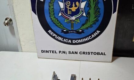 DINTEL ocupa pistola ilegal durante allanamiento en Haina