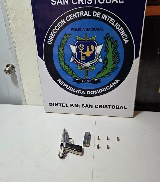 DINTEL ocupa pistola ilegal durante allanamiento en Haina