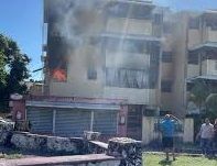 Mujer es acusada de causar incendio a vivienda en Los Mina por presuntos celos
