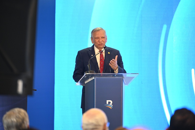 El presidente ejecutivo de Banreservas, doctor Leonardo Aguilera, habla en la conferencia “La ética: el pilar del éxito en las personas y las empresas” organizada por el Banco para celebrar el Día Nacional de la Ética en República Dominicana.